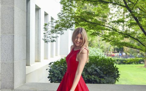 Сукні Guess і Marciano: чим відрізняються лінії та як обрати розмір