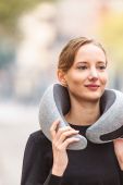 Подушка під шию Ostrichpillow Go колір сірий (2843135) Подушка під шию Ostrichpillow Go колір сірий (2843135)