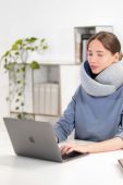 Подушка під шию Ostrichpillow Go колір блакитний (2843783) Подушка під шию Ostrichpillow Go колір блакитний (2843783)