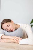 Подушка під шию Ostrichpillow Go Neck Pillow колір сірий Подушка під шию Ostrichpillow Go Neck Pillow колір сірий