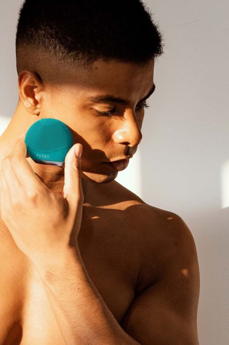 Щітка для масажу та очищення шкіри обличчя FOREO LUNA™ 4 Go колір зелений (3180110)