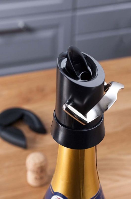 Пробка для вина з лійкою Vacu Vin Champagne Saver and server колір чорний фото 2