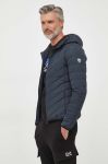 Пухова куртка EA7 Emporio Armani чоловіча колір синій перехідна (3334792) Пухова куртка EA7 Emporio Armani чоловіча колір синій перехідна (3334792)