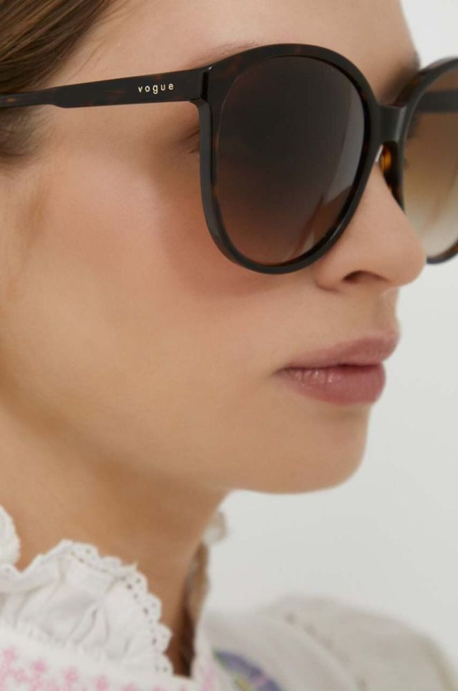 Сонцезахисні окуляри VOGUE жіночі колір коричневий (3256967) фото 7