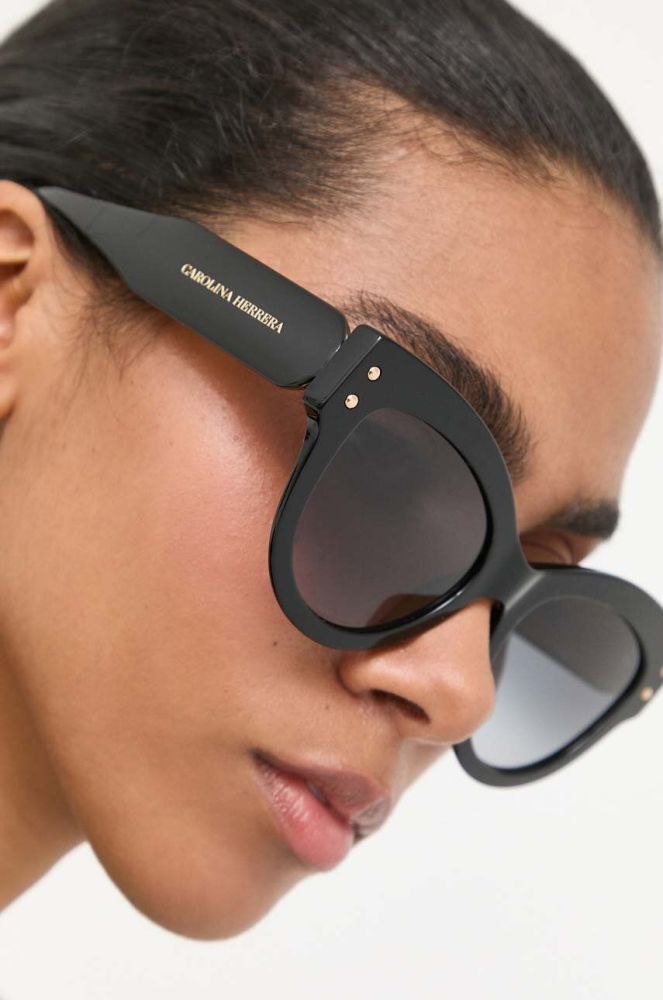 Сонцезахисні окуляри Carolina Herrera жіночі колір чорний (3213685)