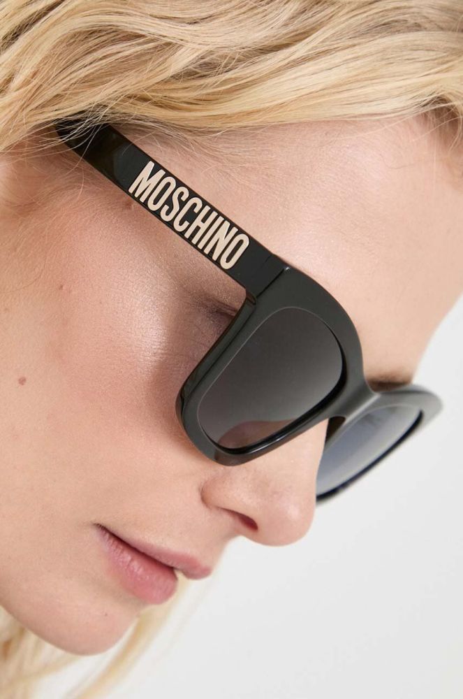 Сонцезахисні окуляри Moschino жіночі колір чорний (3683328)