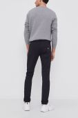 Штани Emporio Armani чоловічі колір синій облягаюче (1577079) Штани Emporio Armani чоловічі колір синій облягаюче (1577079)