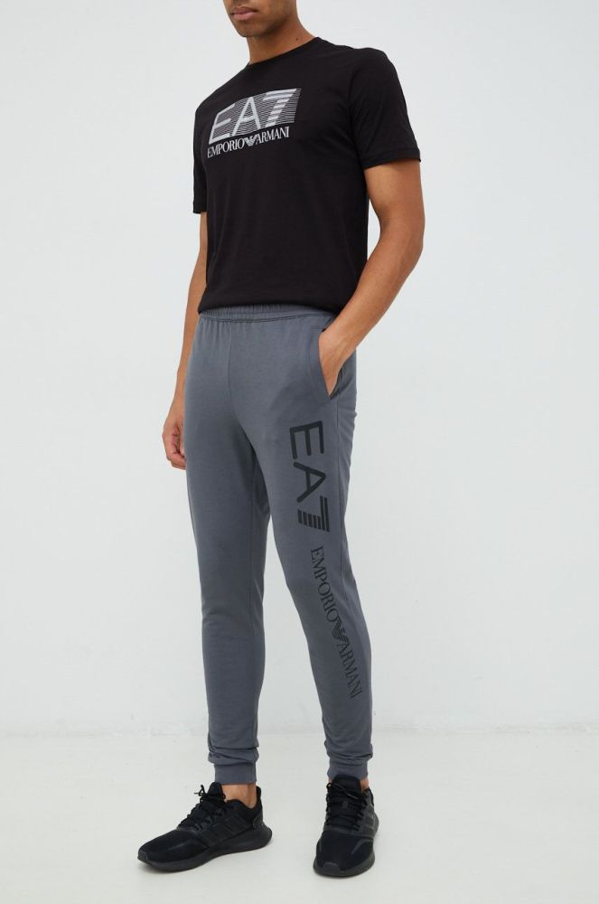 Бавовняні спортивні штани EA7 Emporio Armani чоловічі колір сірий з принтом
