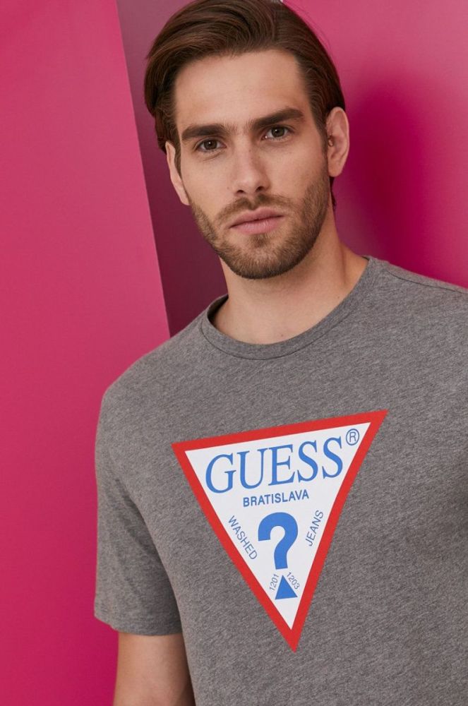 Футболка Guess чоловіча колір сірий з принтом фото 6