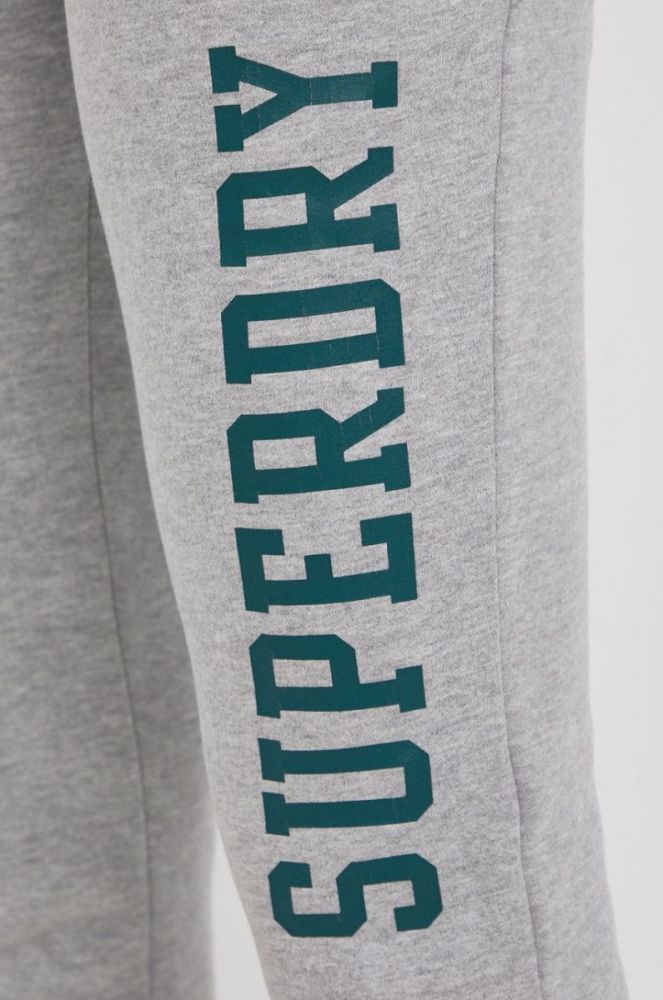 Штани Superdry жіночі колір сірий з принтом фото 4