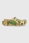 Шльопанці Crocs Classic Printed Camo Clog чоловічі колір зелений 206454 206454.2Y6.M-CHAI.TAN Шльопанці Crocs Classic Printed Camo Clog чоловічі колір зелений 206454 206454.2Y6.M-CHAI.TAN