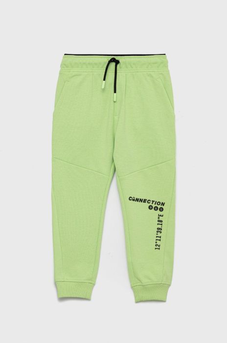 Дитячі спортивні штани United Colors of Benetton колір зелений з принтом