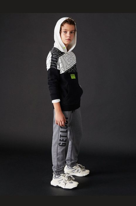 Дитячі бавовняні штани Sisley колір сірий з принтом