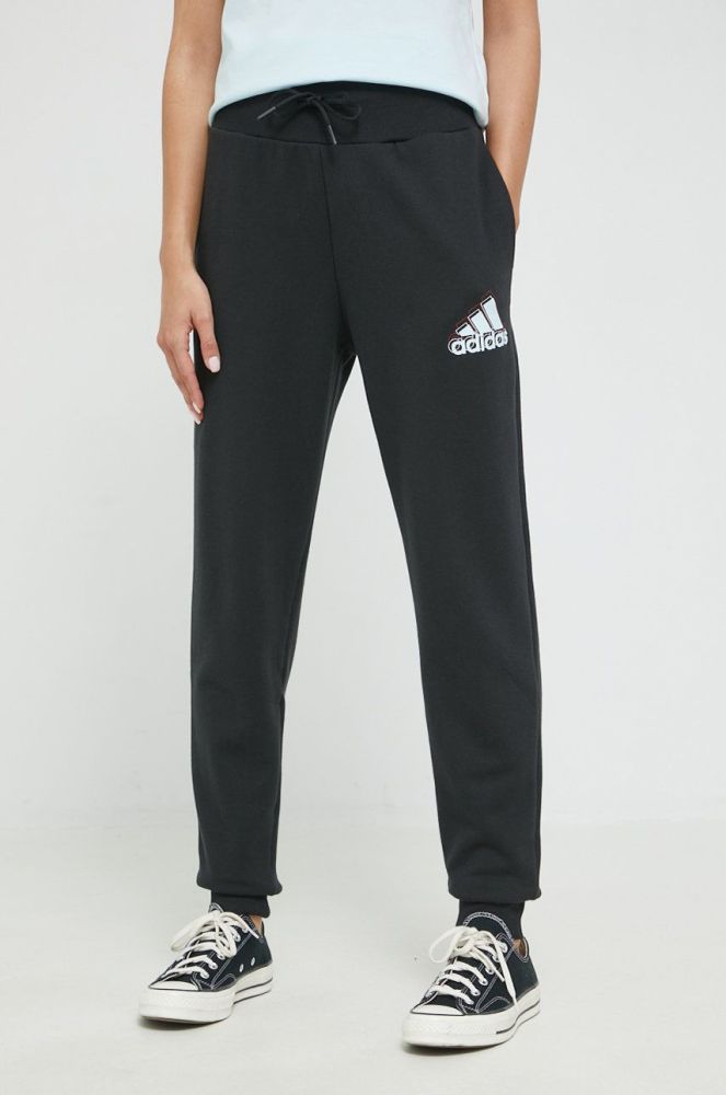 Спортивні штани adidas жіночі колір чорний з принтом (2476428)