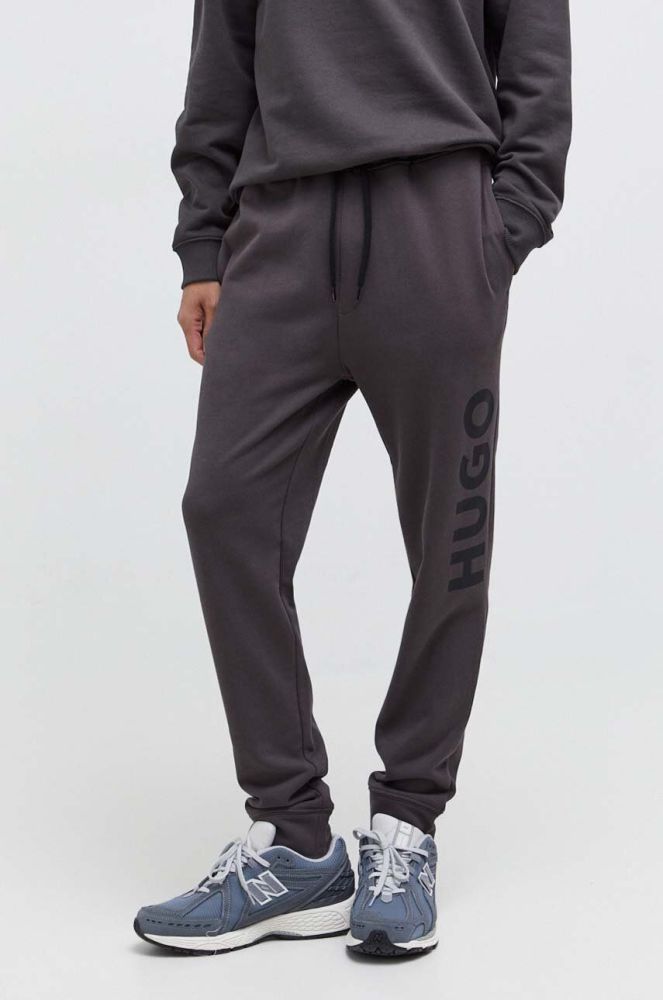 Бавовняні спортивні штани HUGO колір сірий з принтом