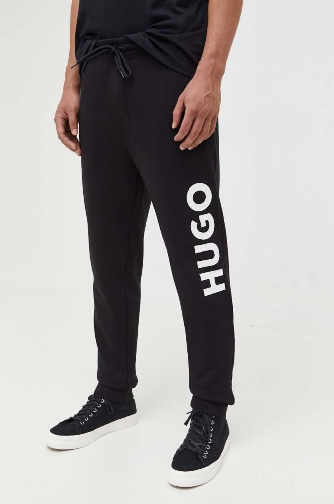 Бавовняні спортивні штани HUGO колір чорний з принтом (3305698)
