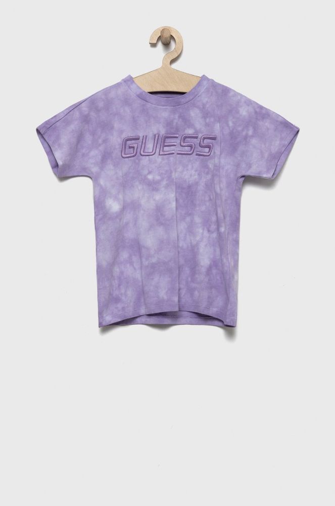 Дитяча бавовняна футболка Guess колір фіолетовий (2625379)