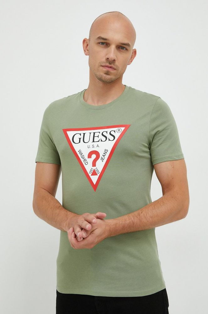 Бавовняна футболка Guess з принтом колір зелений (2434629)