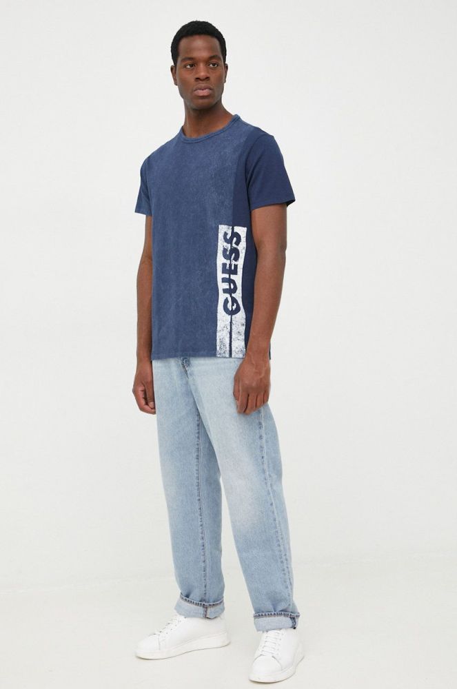 Бавовняна футболка Guess з принтом колір блакитний (2504228)