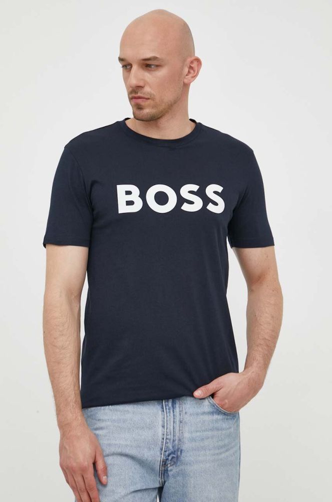 Бавовняна футболка BOSS BOSS CASUAL з принтом колір темно-синій (2915966)