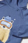 Кофта для немовлят Mayoral колір синій з капюшоном з принтом (3413361)