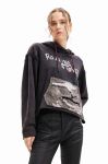 Кофта Desigual 23WWSK58 WOMAN KNIT SWEAT LONG SLEEVE жіноча колір чорний з капюшоном з принтом Кофта Desigual 23WWSK58 WOMAN KNIT SWEAT LONG SLEEVE жіноча колір чорний з капюшоном з принтом