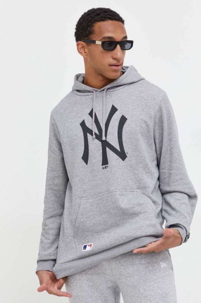Кофта New Era чоловіча колір сірий з капюшоном з принтом NEW YORK YANKEES фото 4