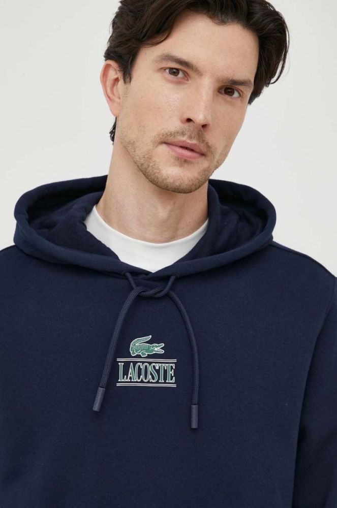 Бавовняна кофта Lacoste чоловіча колір синій з капюшоном з принтом (3537457) фото 4