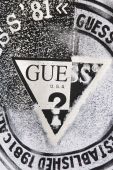 Дитячий бавовняний лонгслів Guess колір білий з принтом (3523270)