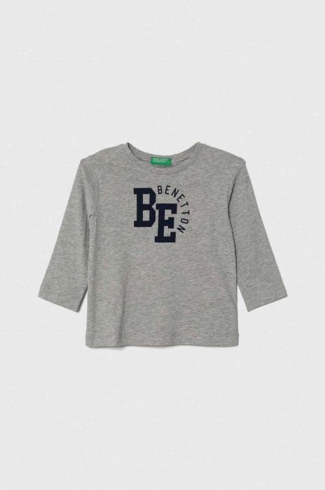 Дитячий бавовняний лонгслів United Colors of Benetton колір сірий з принтом (3390964) Дитячий бавовняний лонгслів United Colors of Benetton колір сірий з принтом (3390964)