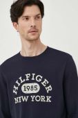 Бавовняний лонгслів Tommy Hilfiger колір синій з принтом (3553777)
