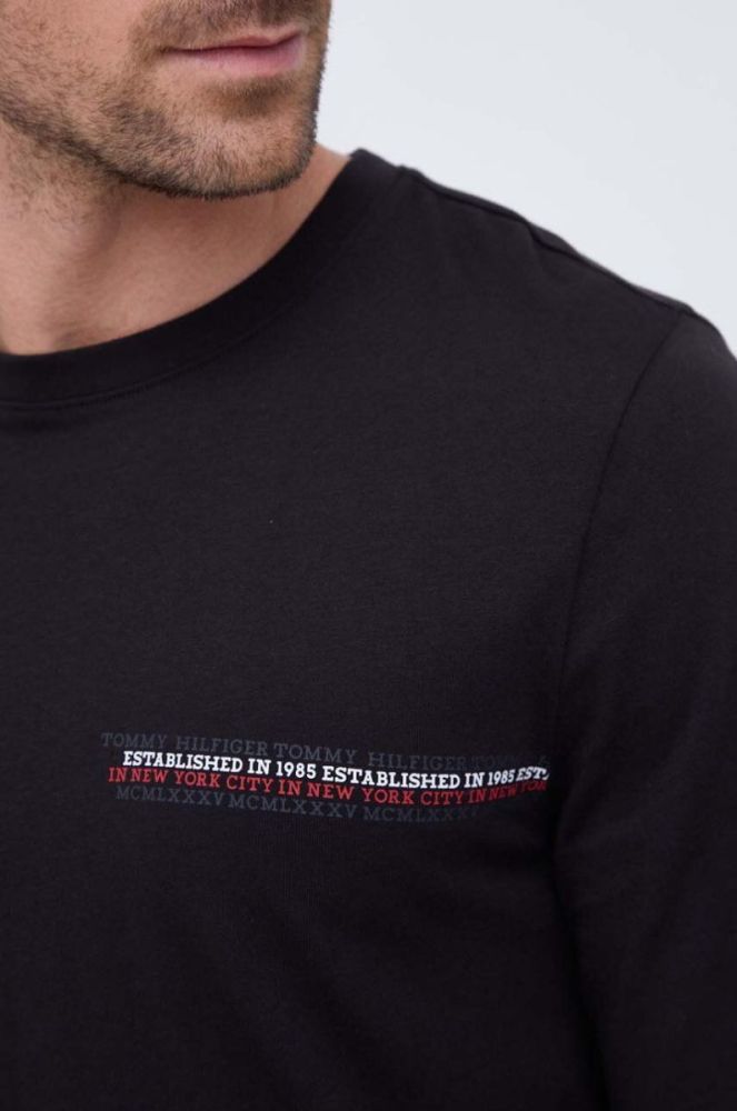 Бавовняний лонгслів Tommy Hilfiger колір чорний з принтом (3496628) фото 4