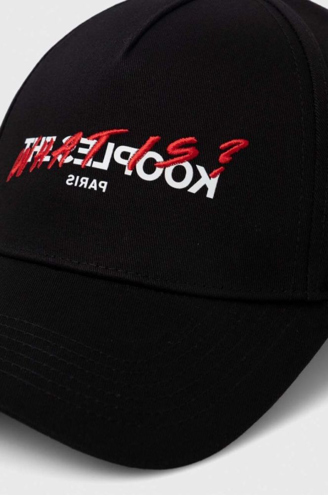 Бавовняна бейсболка The Kooples колір чорний з принтом фото 2