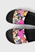 Шльопанці adidas Originals PRIDE чоловічі колір барвистий Шльопанці adidas Originals PRIDE чоловічі колір барвистий