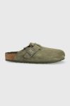 Замшеві шльопанці Birkenstock Boston FUR чоловічі колір зелений 1025686 Замшеві шльопанці Birkenstock Boston FUR чоловічі колір зелений 1025686