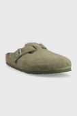 Замшеві шльопанці Birkenstock Boston FUR чоловічі колір зелений 1025686 Замшеві шльопанці Birkenstock Boston FUR чоловічі колір зелений 1025686