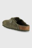 Замшеві шльопанці Birkenstock Boston FUR чоловічі колір зелений 1025686 Замшеві шльопанці Birkenstock Boston FUR чоловічі колір зелений 1025686