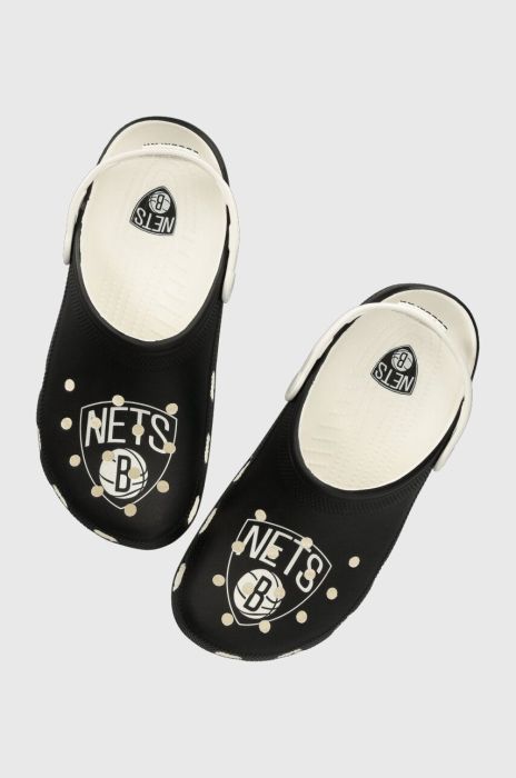 Шльопанці Crocs NBA Brooklyn Nets Classic Clog чоловічі колір чорний 208651 Шльопанці Crocs NBA Brooklyn Nets Classic Clog чоловічі колір чорний 208651
