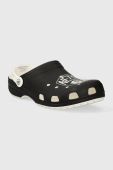 Шльопанці Crocs NBA Brooklyn Nets Classic Clog чоловічі колір чорний 208651 Шльопанці Crocs NBA Brooklyn Nets Classic Clog чоловічі колір чорний 208651
