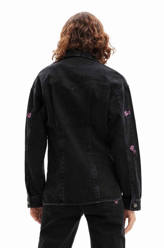 Джинсова куртка Desigual 23WWED33 WOMAN DENIM TRUCKER JACKET жіноча колір чорний перехідна фото 2