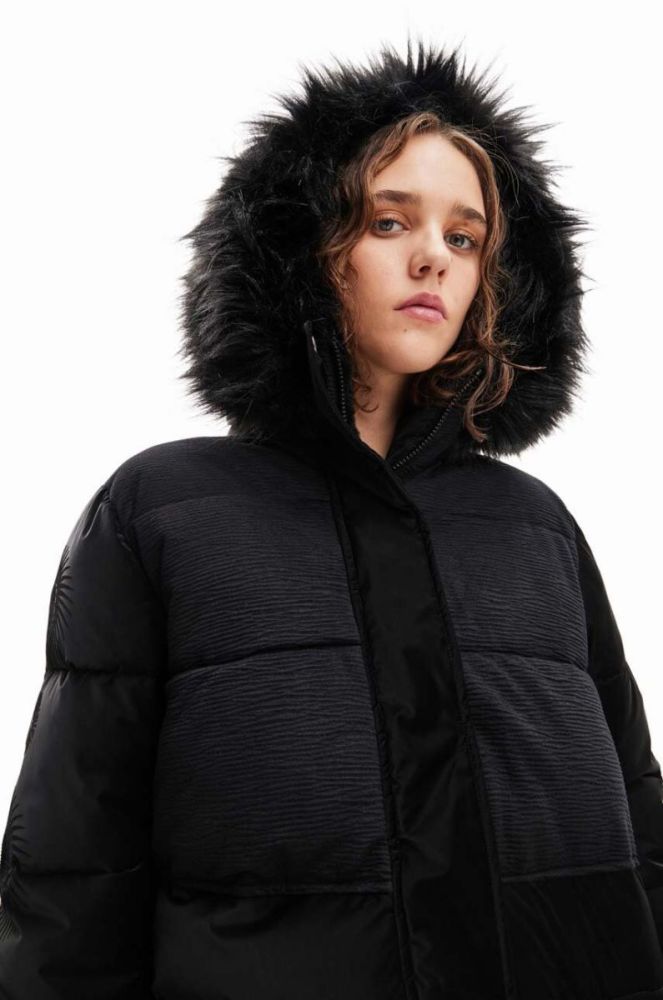 Пальто Desigual 23WWEW98 WOMAN WOVEN PADDED LONG OVERCOA жіноче колір чорний зимове фото 3