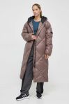 Куртка Didriksons жіноча колір коричневий зимова oversize Куртка Didriksons жіноча колір коричневий зимова oversize