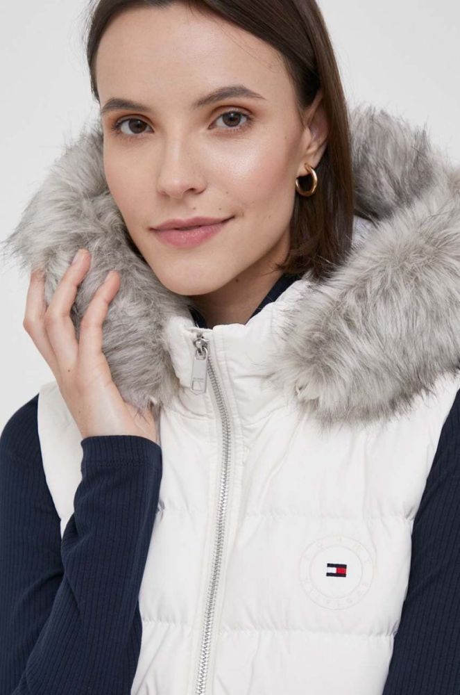 Пухова безрукавка Tommy Hilfiger жіночий колір бежевий зимовий (3424604) фото 4