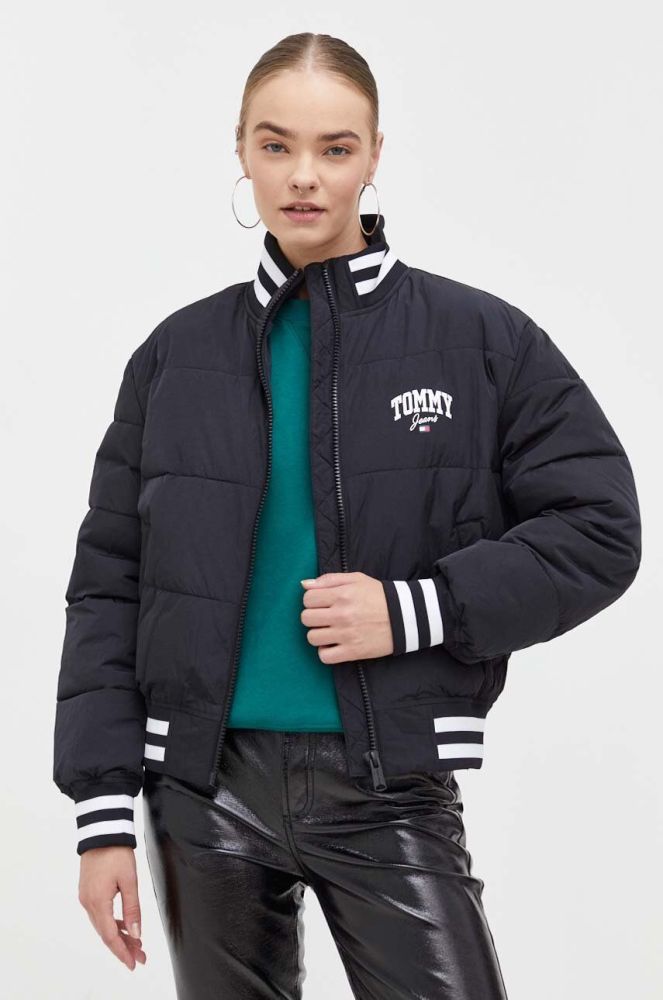 Куртка-бомбер Tommy Jeans жіночий колір чорний зимова oversize