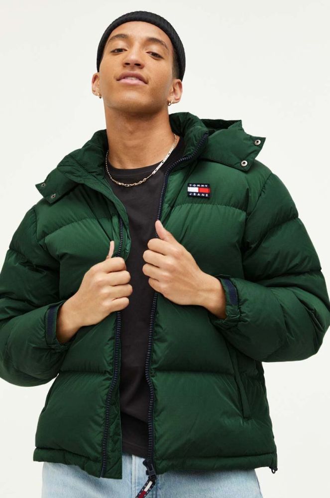 Пухова куртка Tommy Jeans чоловіча колір зелений зимова (3369635)