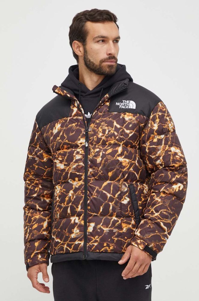 Пухова куртка The North Face чоловіча колір коричневий зимова oversize