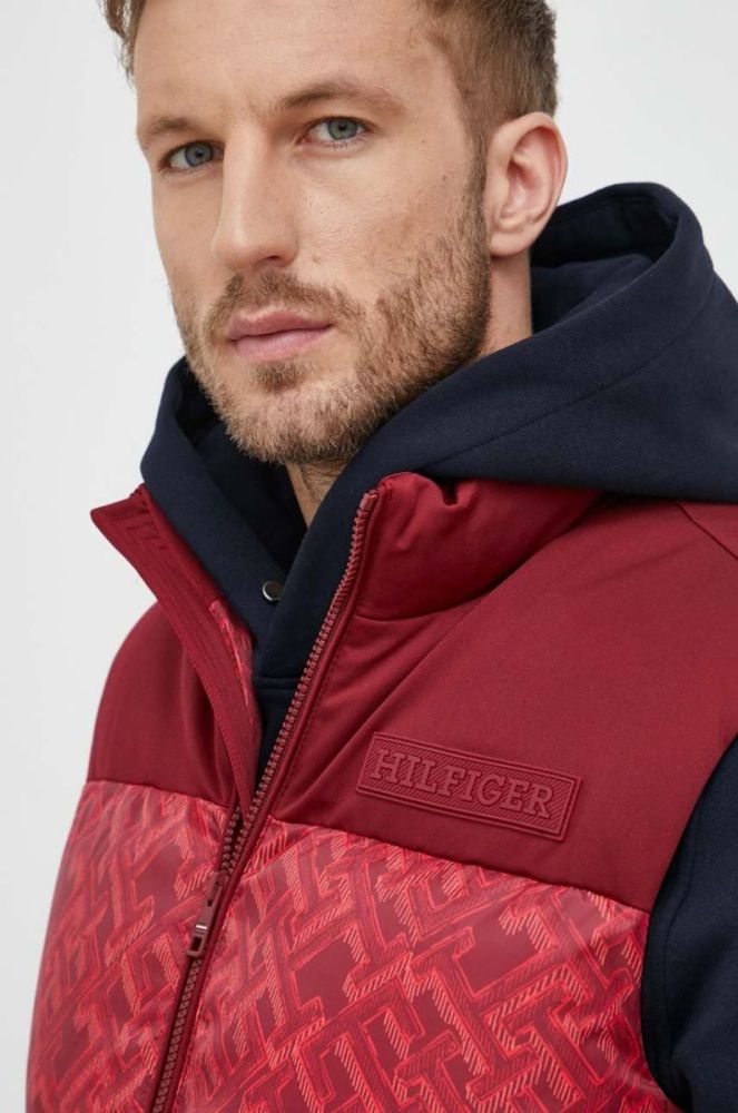 Безрукавка Tommy Hilfiger чоловічий колір червоний зимовий фото 4
