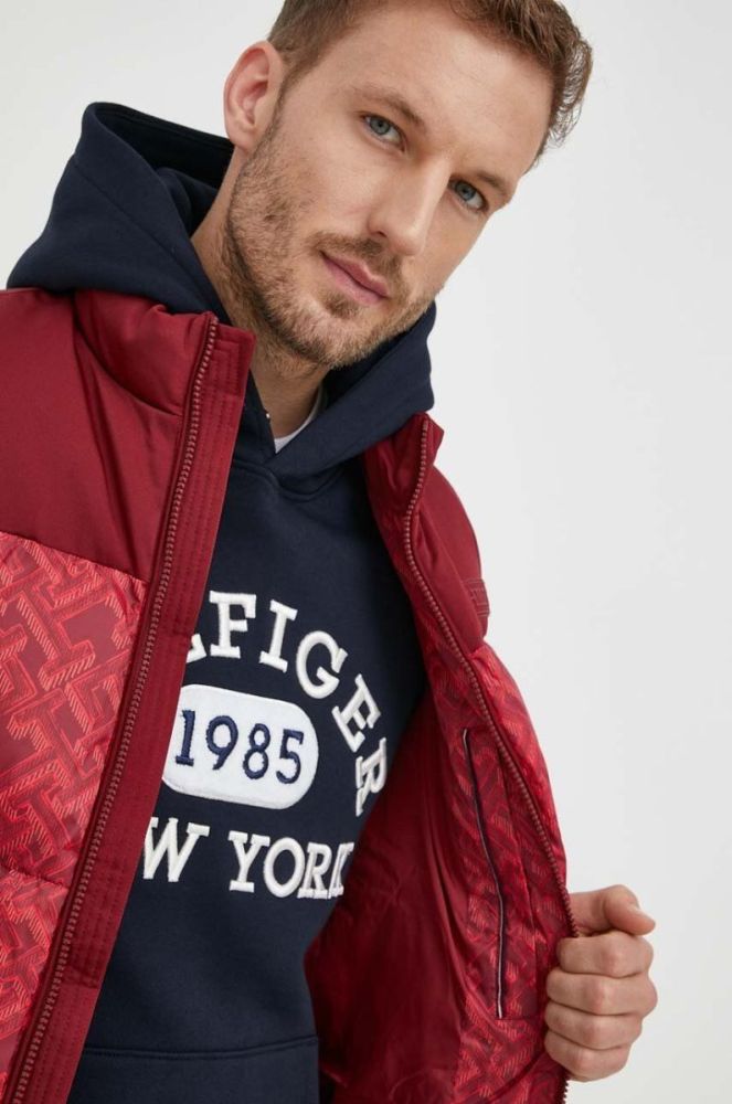 Безрукавка Tommy Hilfiger чоловічий колір червоний зимовий фото 7