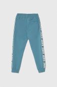 Дитячі спортивні штани Guess з принтом колір блакитний