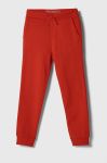 Дитячі бавовняні штани Guess колір червоний однотонні (3366447) Дитячі бавовняні штани Guess колір червоний однотонні (3366447)